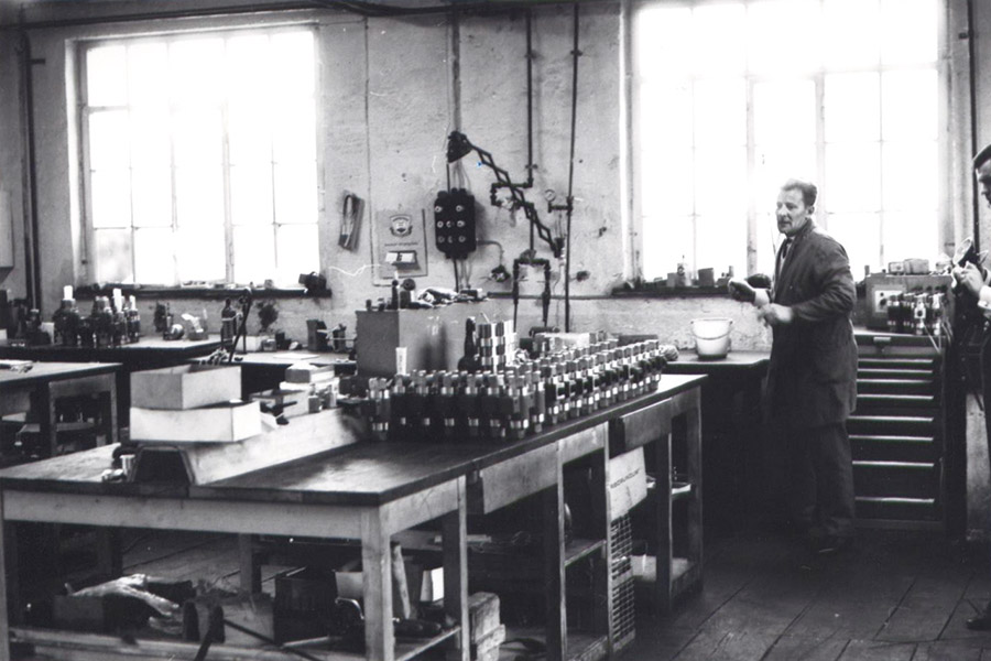 Gottfried Müller fonda l’azienda „Müller Steuergeräte“ e mette a punto la valvola coassiale.