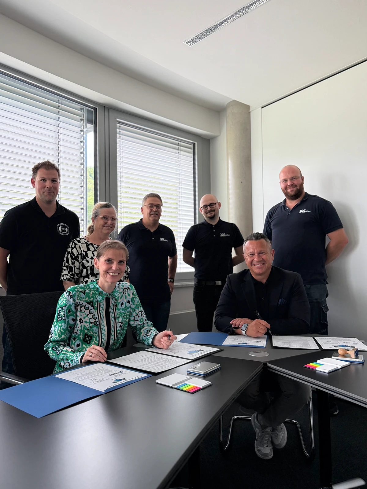 Vertragsunterschrift: Thorsten Müller (Geschäftsführer, müller co-ax gmbh) und Tanja Truetsch (Schulleitung, Georg-Fahrbach-Schule)